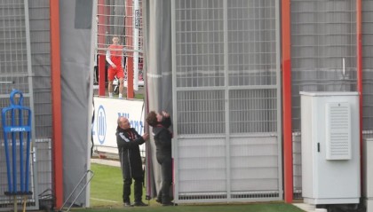 华体会官方网站-图片报：基米希被拍到参加合练，拜仁员工用幕布进行了遮挡