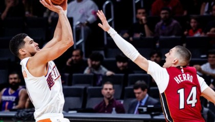 华体会登录入口-热火双星56分拯救希罗，布克24+9+9难救主，太阳无缘20分大逆转