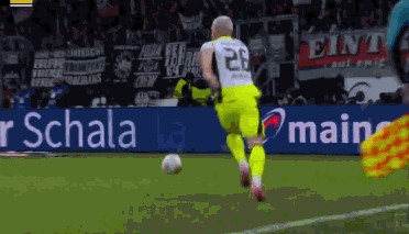 半场：多特1-1法兰克福，拜尔破门，乌尊点射，吉拉西送点