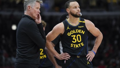 华体会app下载-拓媒：想赢球得看球员搭配 主帅只占10% 勇士伤大将科尔也没辙